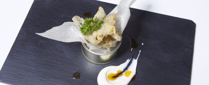 sardinas en tempura con pure de patatas y ajada