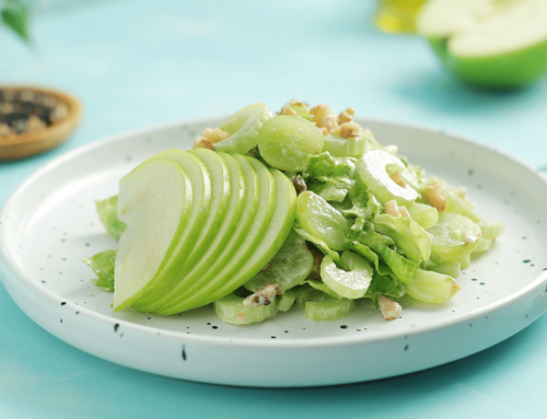 Ensalada Waldorf con un toque del mar