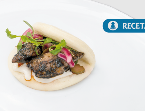 Bao de chipirones en su tinta con mayo de ajoblanco y encurtidos